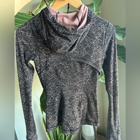 Lululemon Athletica, Nulu define jacket with hood, zipper pockets align jacket - Picture 3 of 9